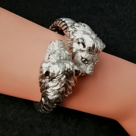 Macy’s Fine Jewelry 925 Silver Cuff Bracelet Hinged Heavy Lion Heads 70 grams - Picture 3 of 8